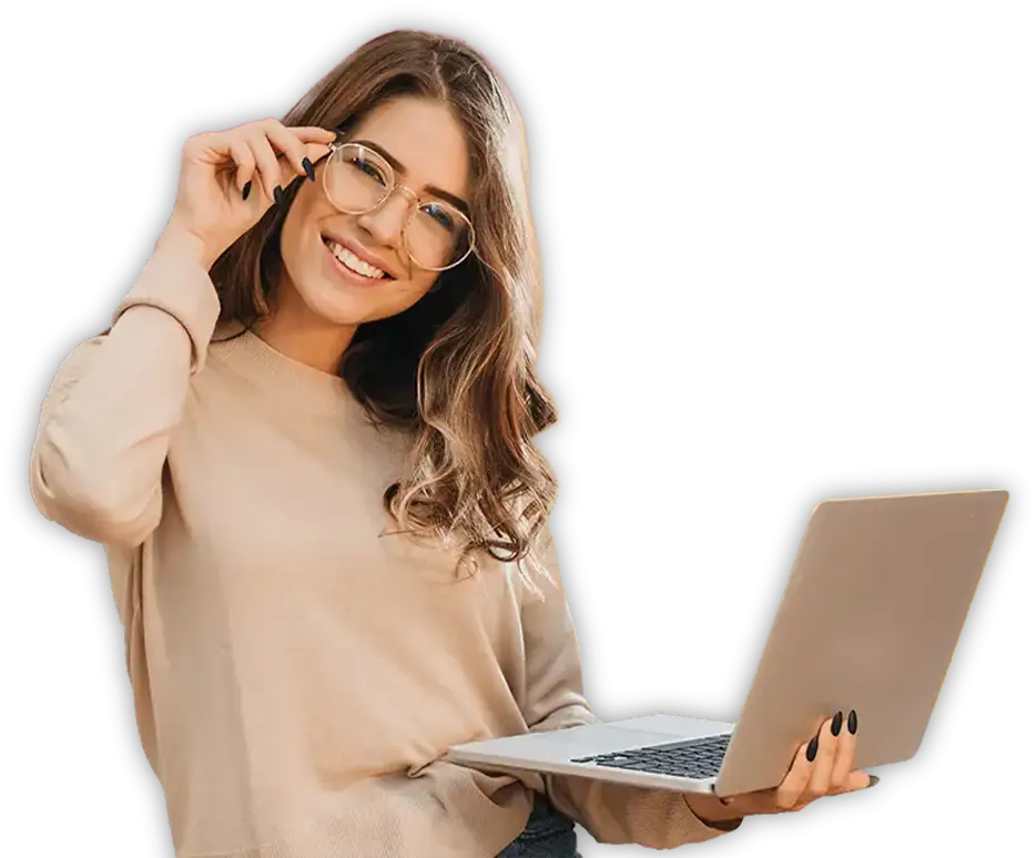 mulher com notebook na mão